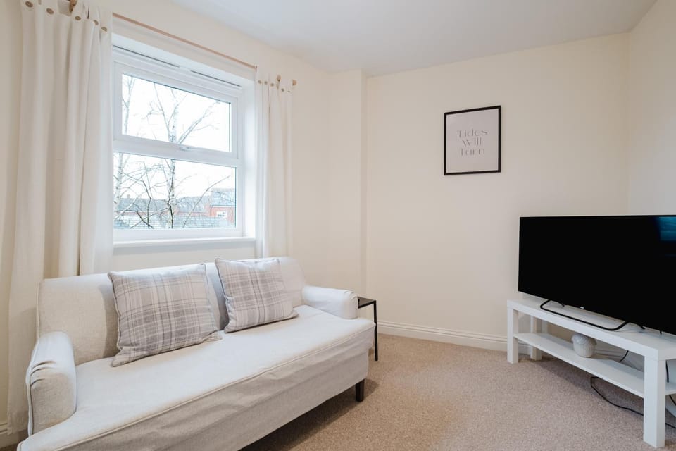 Modern and comfortable 4 bedroom house Apartment in Bedford