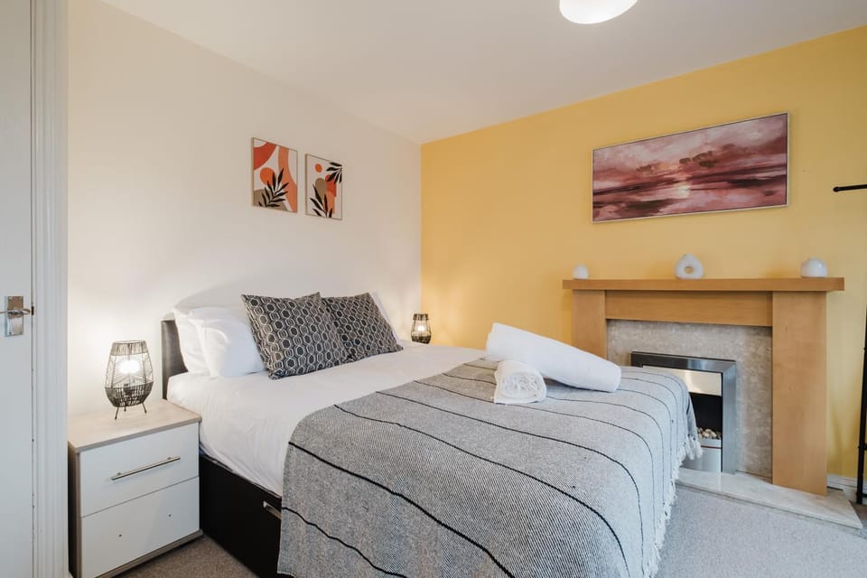 Modern and comfortable 4 bedroom house Apartment in Bedford