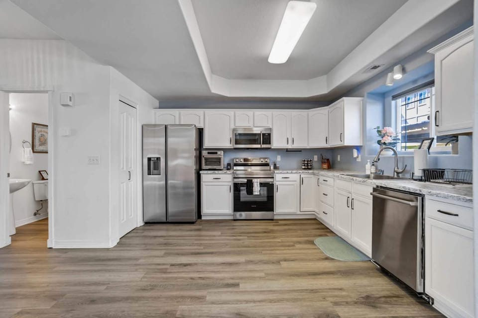 Cozy 2BR Home Workspace Sleeps 4 Downtown House in Old Colorado City