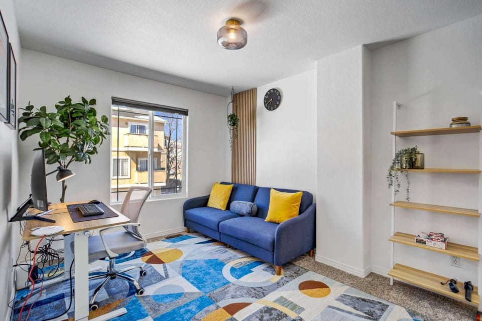 Cozy 2BR Home Workspace Sleeps 4 Downtown House in Old Colorado City