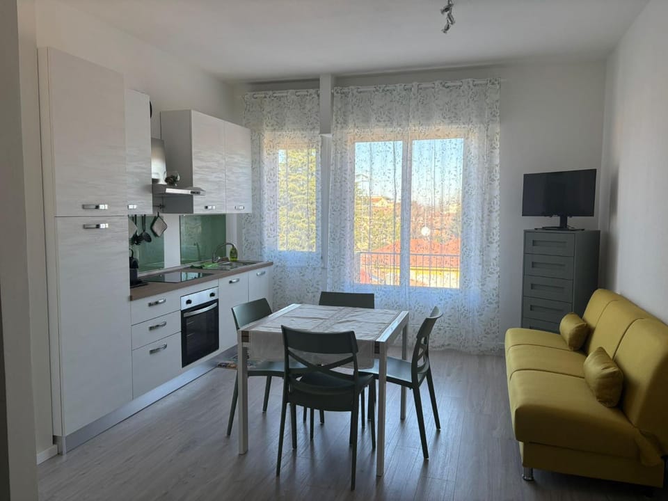 TV and multimedia, Kitchen or kitchenette, Living room, Dining area, oven