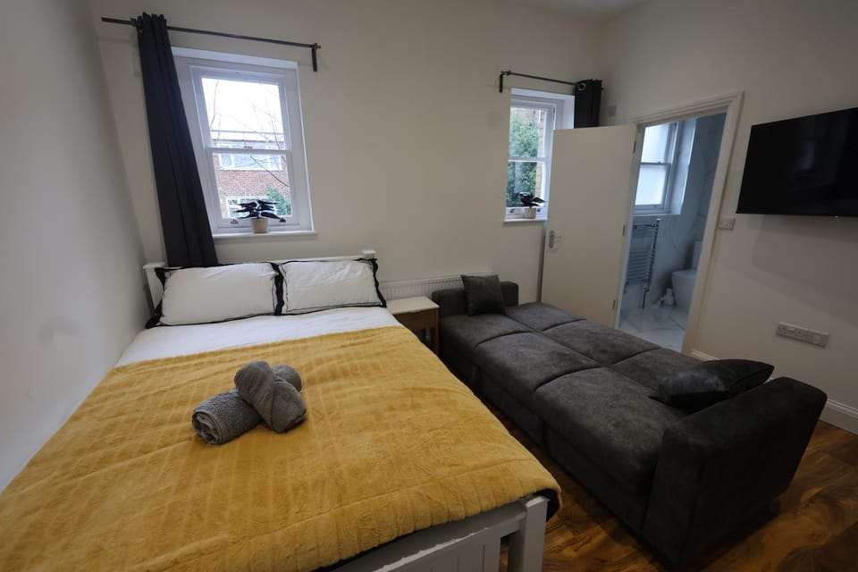 Private Luxury Ensuite Room Greater London, Free Parking Gatwick 15MIN Bed and Breakfast in Croydon