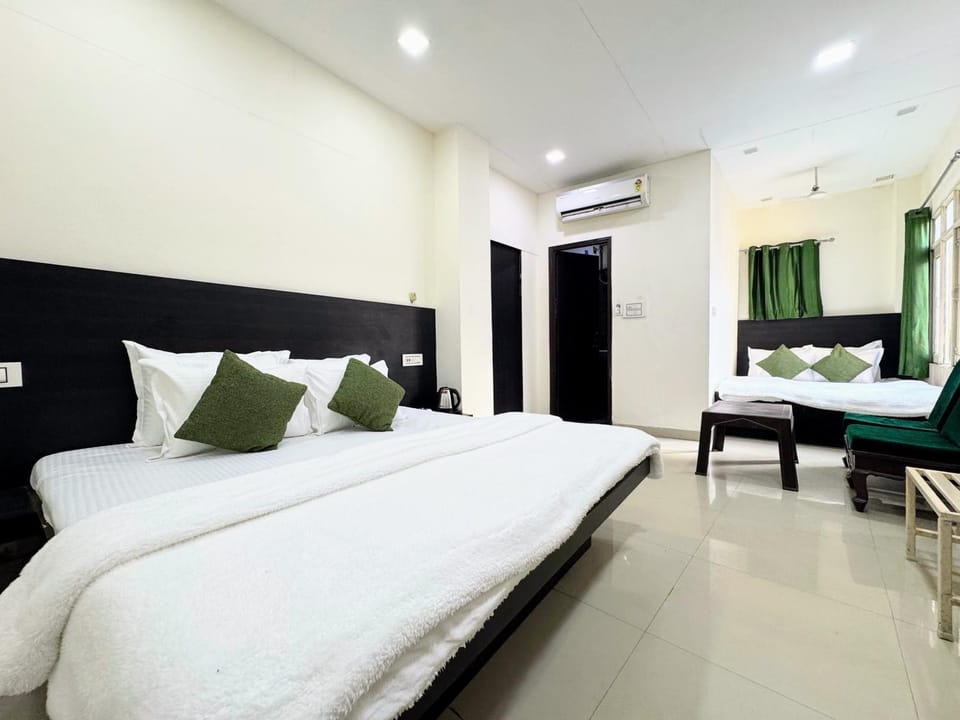 Bed, Photo of the whole room, Bedroom, air conditioner