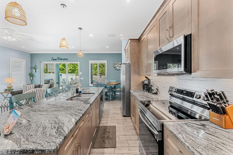 Coffee/tea facilities, Kitchen or kitchenette, Living room, Seating area, Dining area, dishwasher, oven, stove