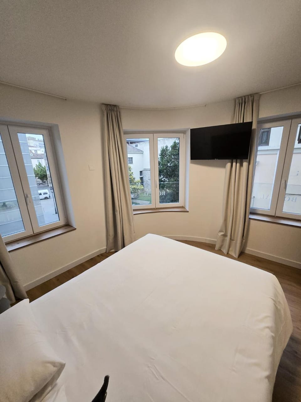 Bed, TV and multimedia, Photo of the whole room, Bedroom