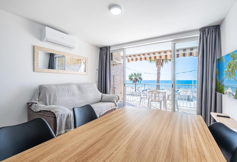 TV and multimedia, Balcony/Terrace, Living room, Dining area, Sea view, air conditioner