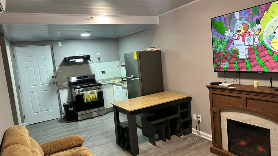 Kitchen or kitchenette, Dining area