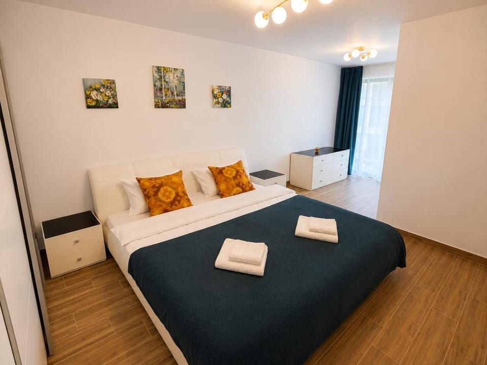 Bed, Photo of the whole room, towels