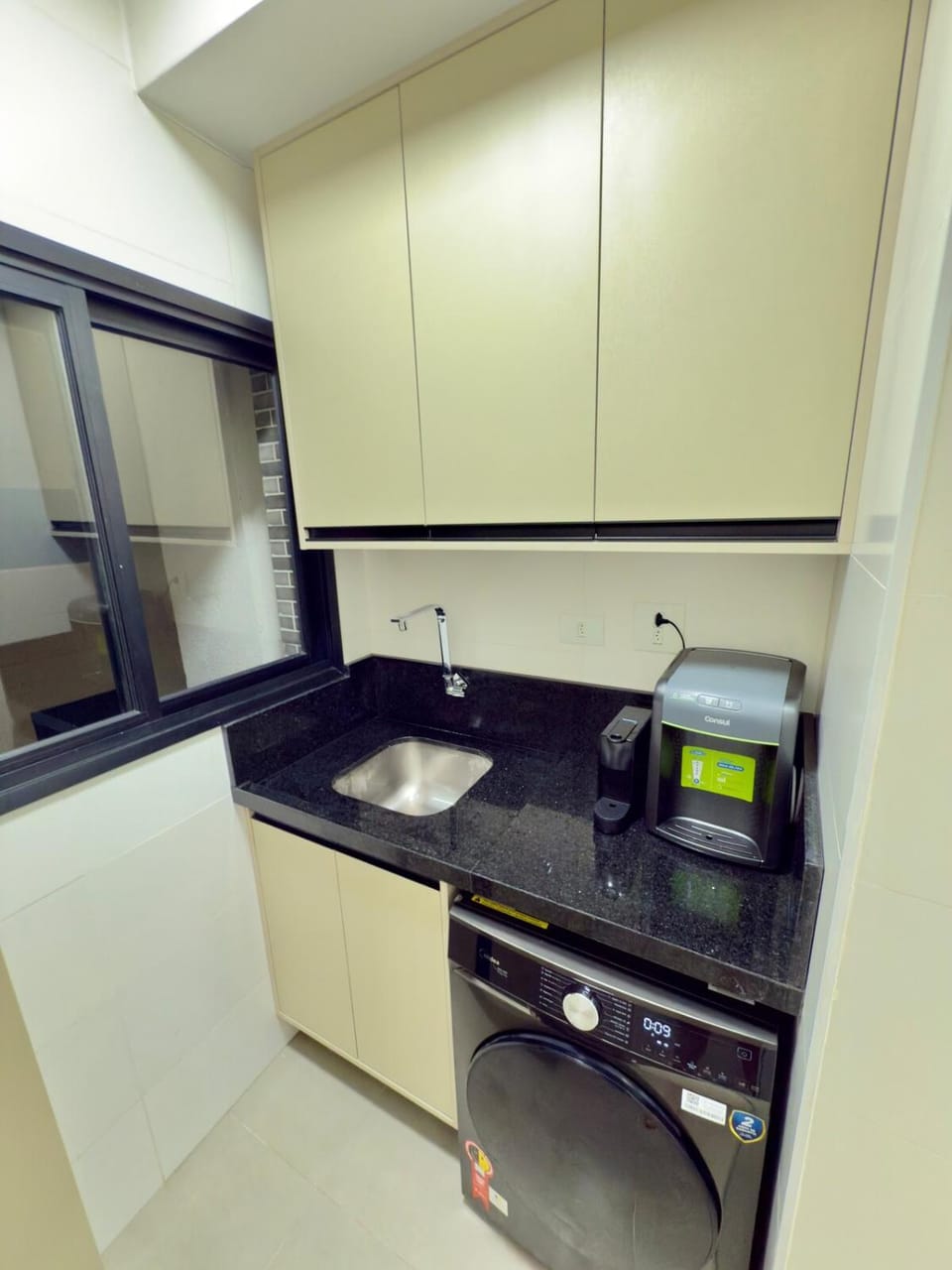 Kitchen or kitchenette, minibar