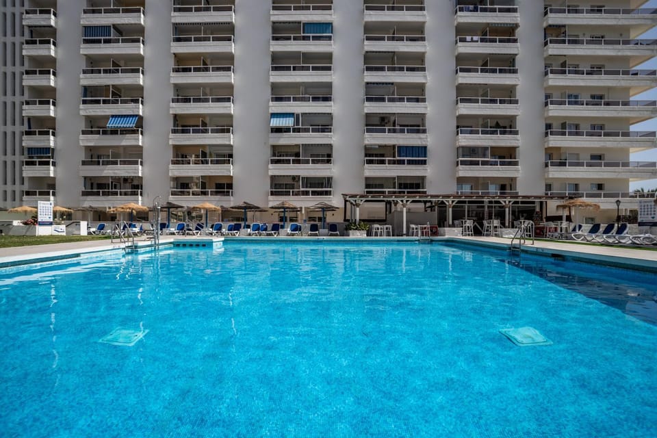 Property building, Day, Pool view, Swimming pool, Swimming pool, sunbed