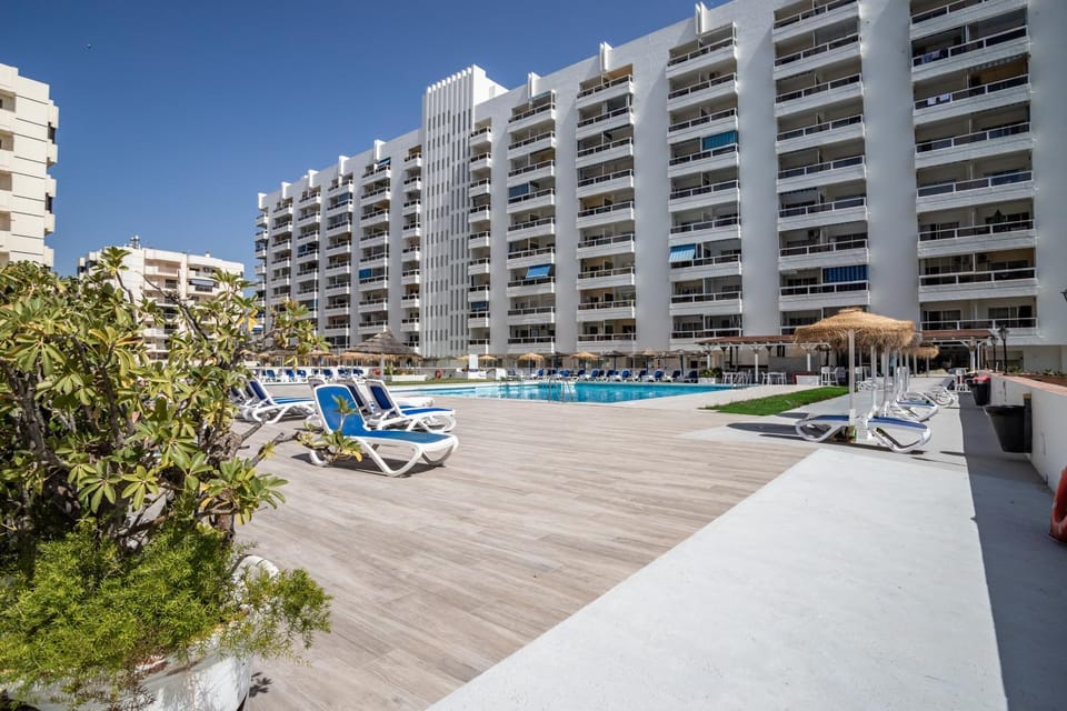 Property building, Day, Pool view, Swimming pool, sunbed