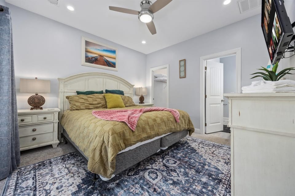 5BR House- 2min WALK to Beach, Swimming Pool, SL16 House in North Myrtle Beach
