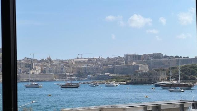 A&R 3 Bedrooms Seafront Apartment with Valletta&Harbour View - Sliema Ferry Apartment in Sliema