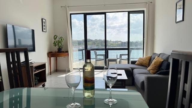 A&R 3 Bedrooms Seafront Apartment with Valletta&Harbour View - Sliema Ferry Apartment in Sliema