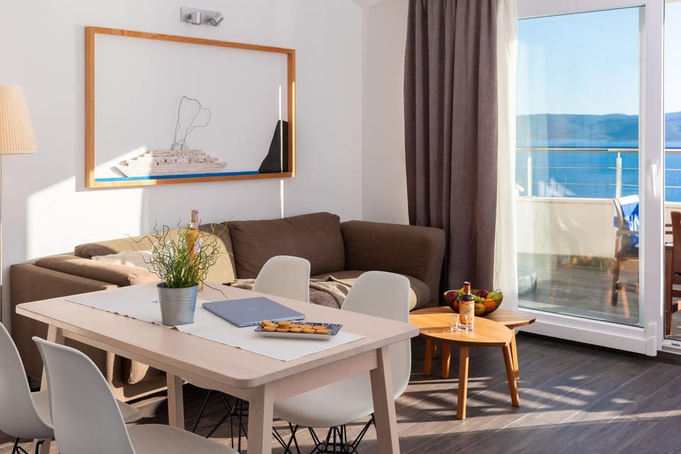 Balcony/Terrace, Food and drinks, Decorative detail, Seating area, Dining area, Sea view