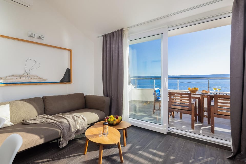 Balcony/Terrace, Living room, Food and drinks, Decorative detail, Seating area, Sea view