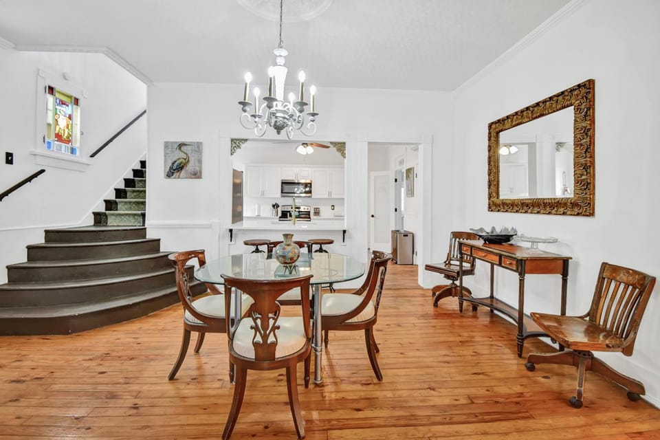 Kitchen or kitchenette, Seating area, Dining area