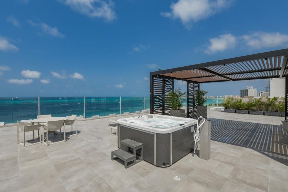 Luxury 2BS Oceanfront Condo at The Reef Apartment in Noord