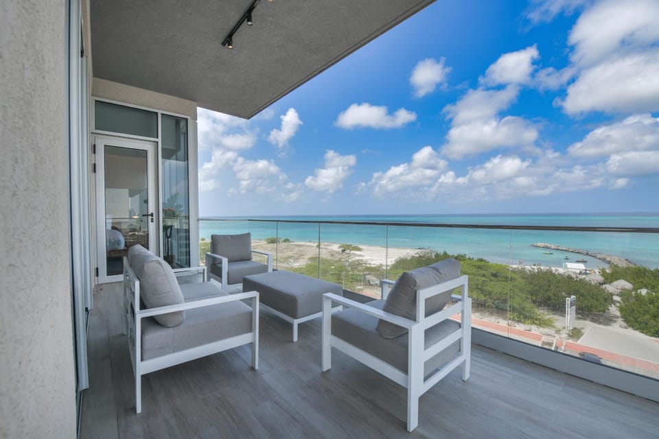 Luxury 2BS Oceanfront Condo at The Reef Apartment in Noord