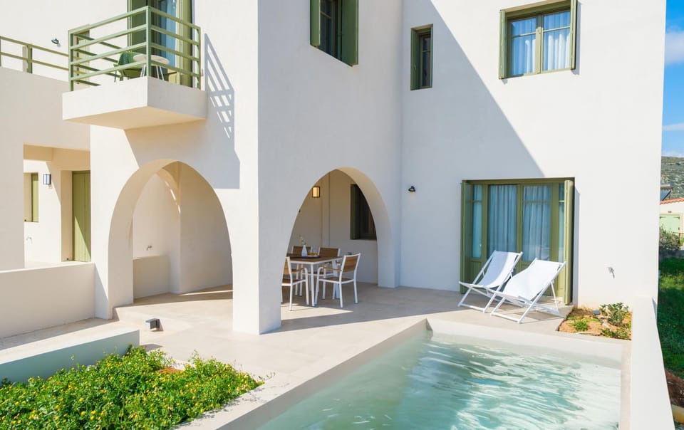 Property building, Swimming pool, sunbed