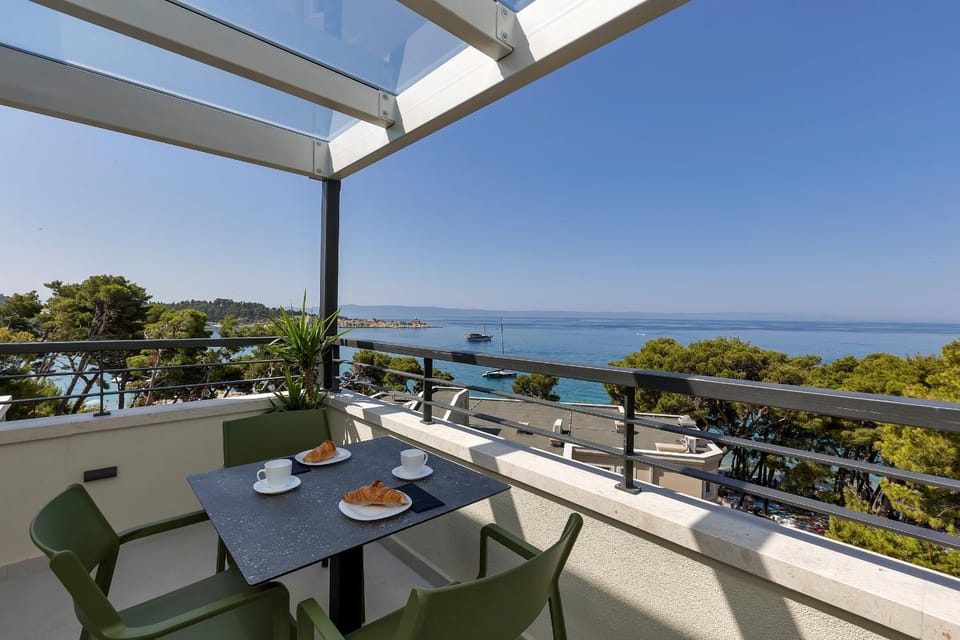 Beachfront Apartment Beach - Residence Srzić Bed and Breakfast in Makarska