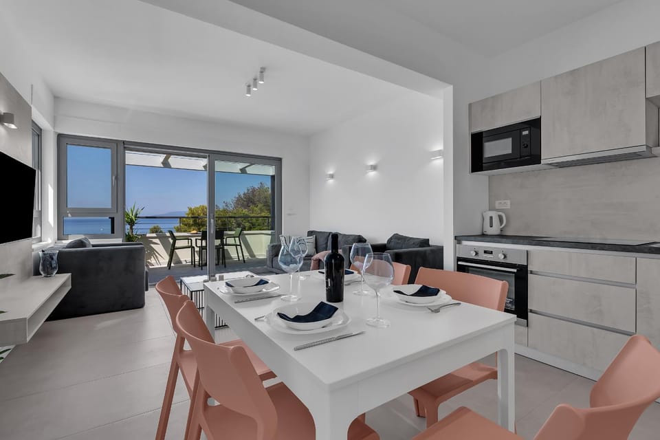 TV and multimedia, Kitchen or kitchenette, Living room, Dining area, stove