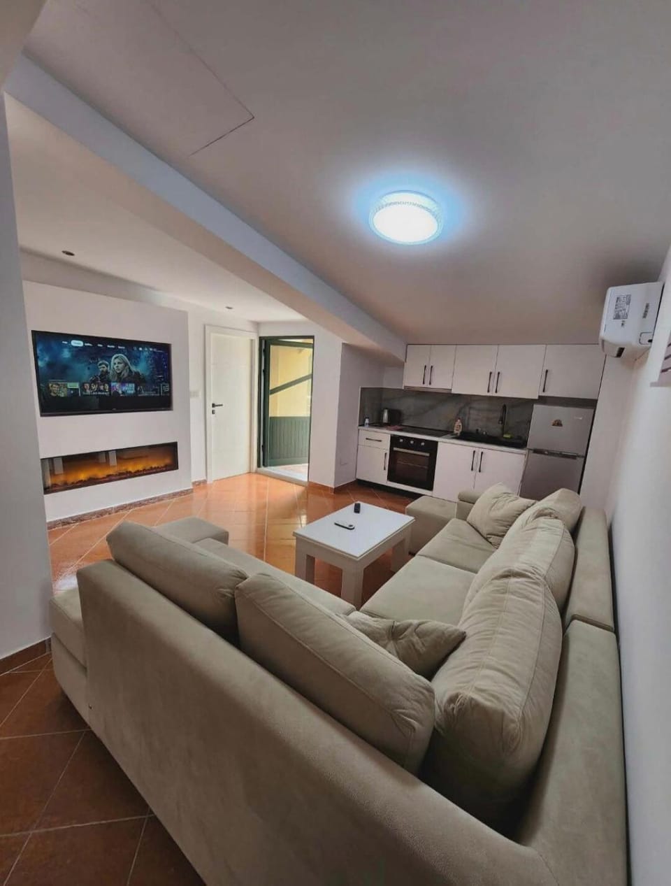 TV and multimedia, Kitchen or kitchenette, Living room, Seating area