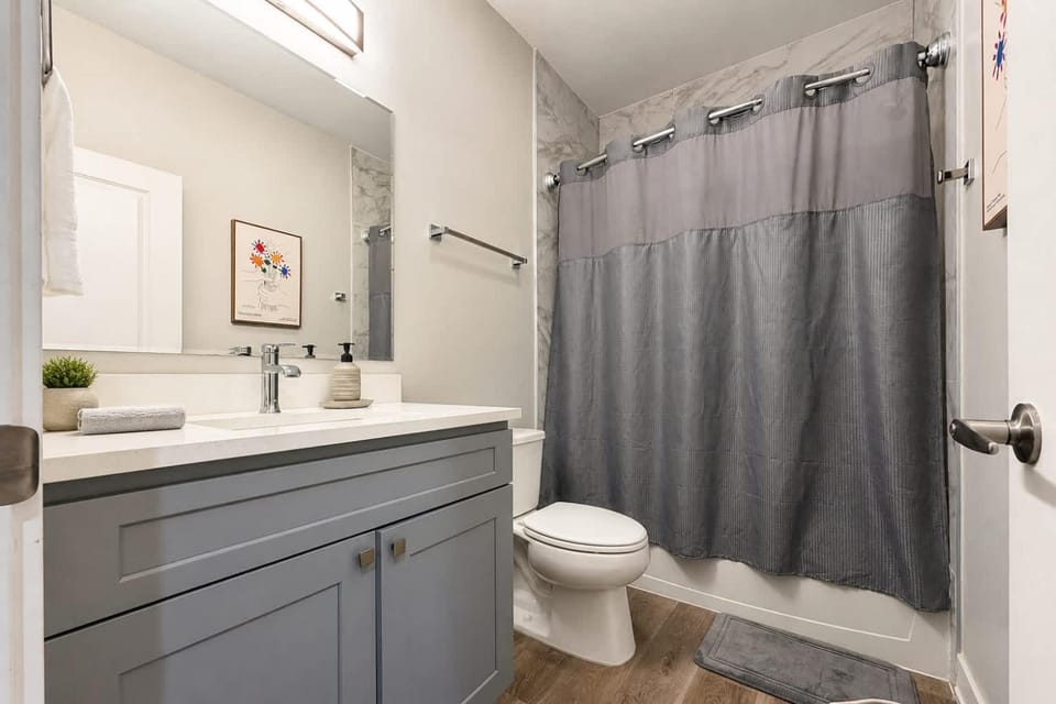 Furnished 4BR Townhome Pickleball Court & Garage Apartment in Warrenville
