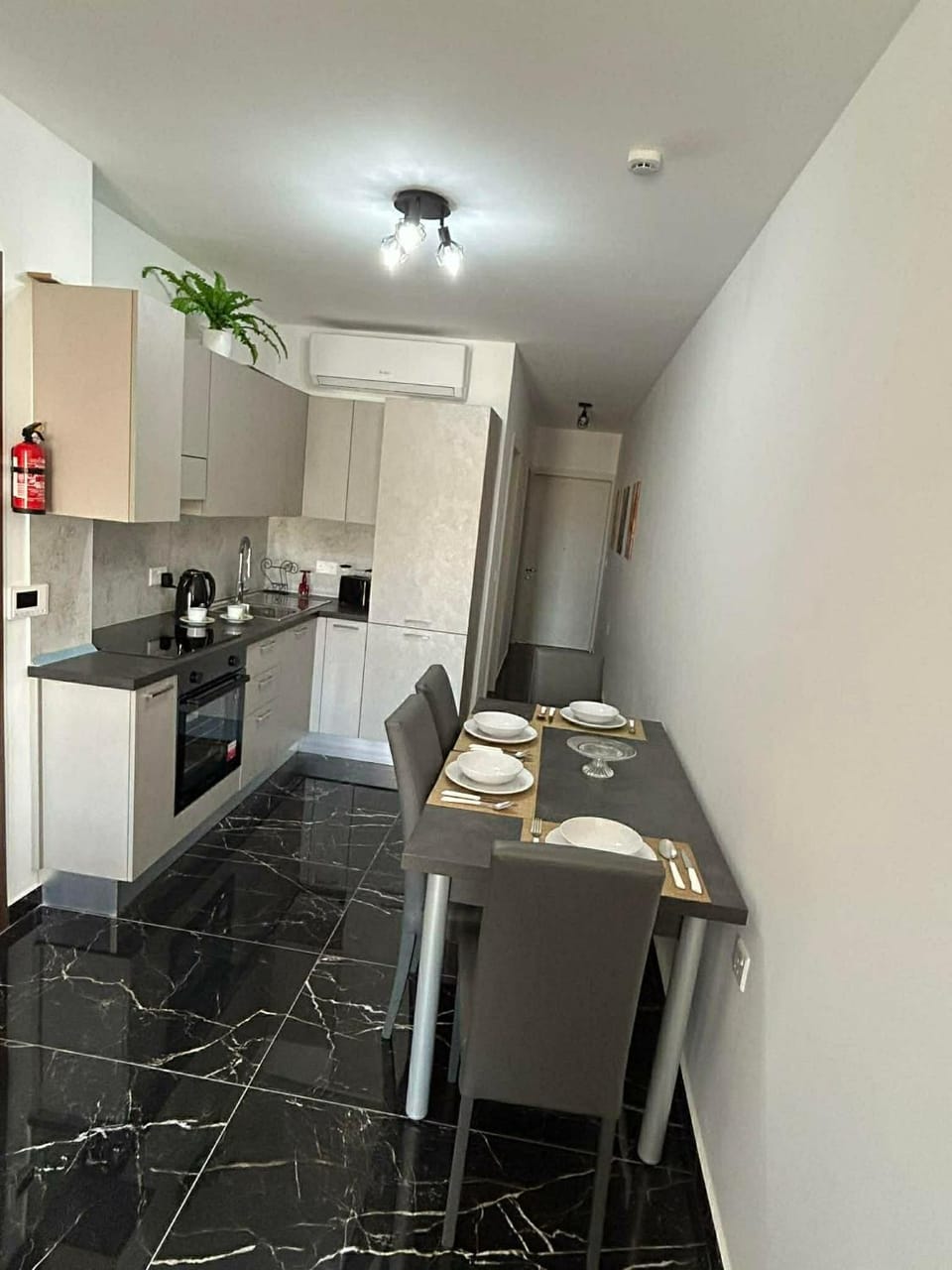 Kitchen or kitchenette, Dining area, oven, stove