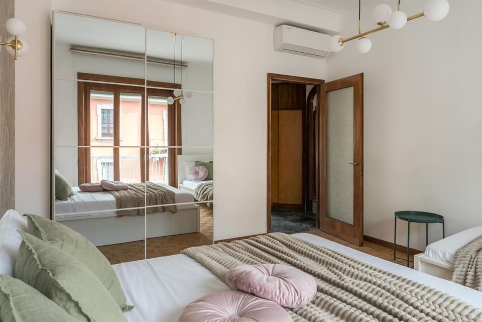 Bed, Bedroom, wardrobe, air conditioner