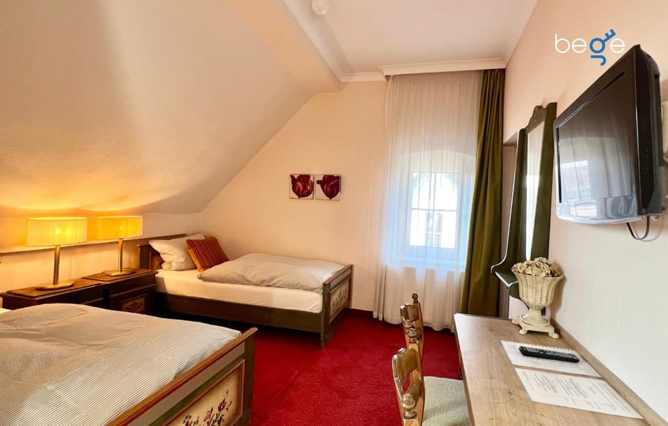Bed, TV and multimedia, Photo of the whole room, Bedroom