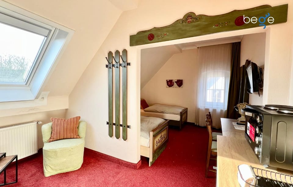 Bed, TV and multimedia, Photo of the whole room, Seating area, Bedroom