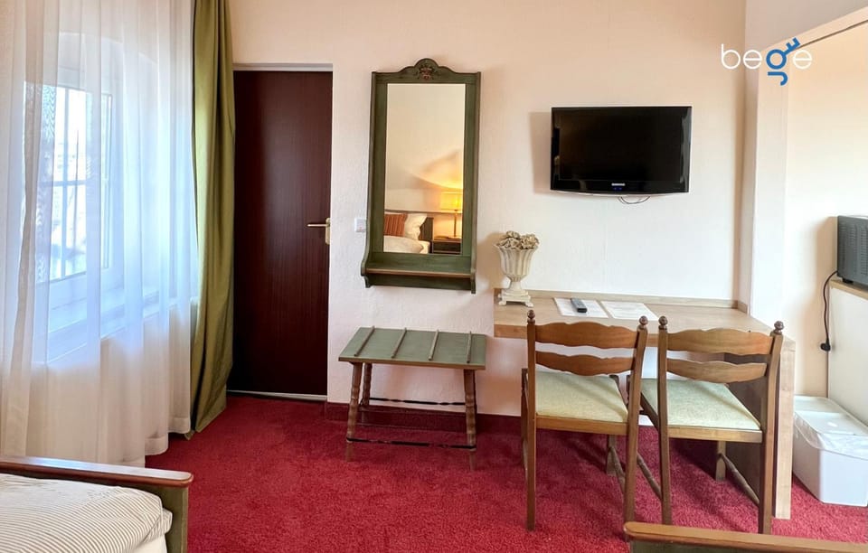 Bed, TV and multimedia, Photo of the whole room, Dining area, Bedroom, wardrobe