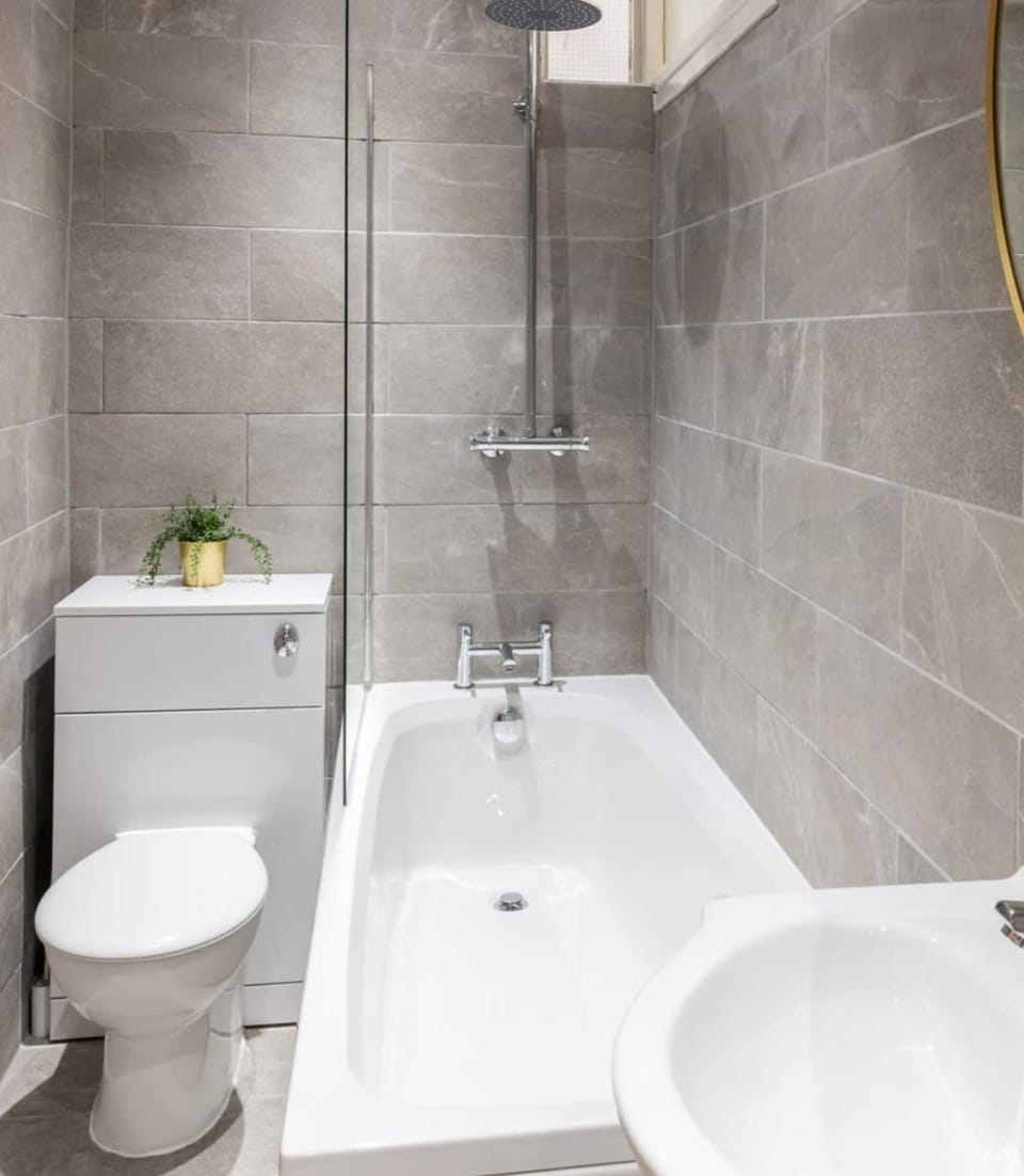 Spacious 2 bed APT, Georgian Terrace, Free Parking Apartment in Liverpool