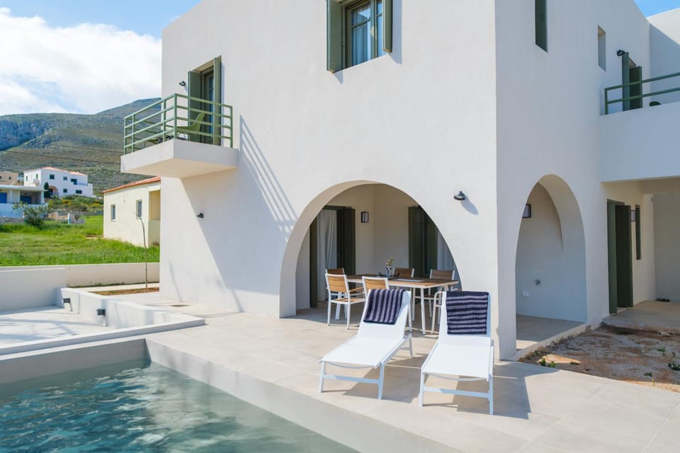 Property building, Swimming pool, sunbed