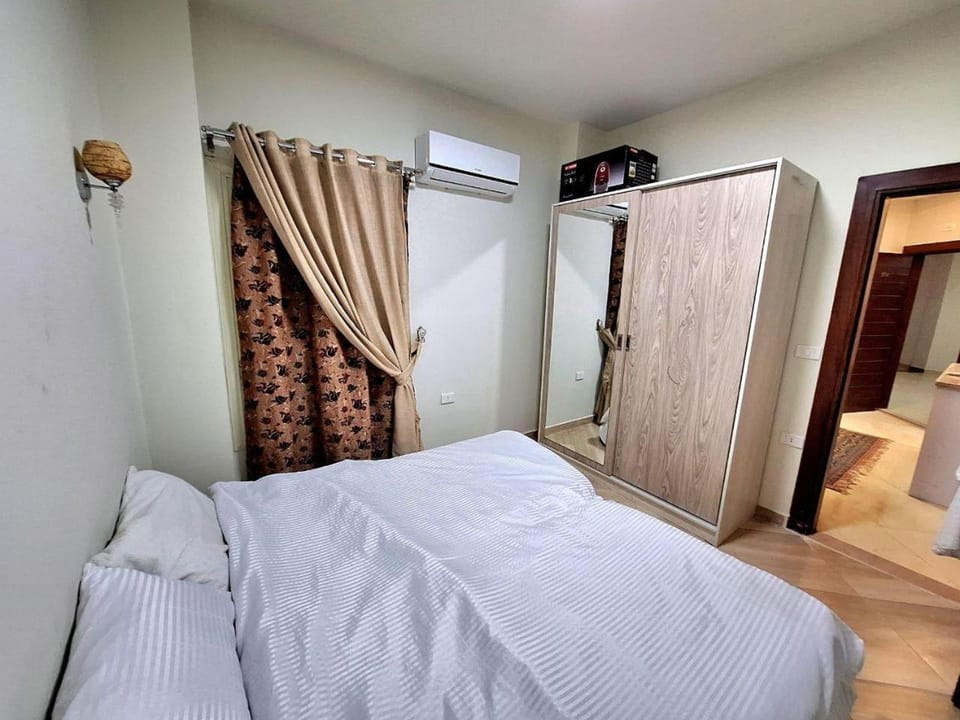Photo of the whole room, Bedroom