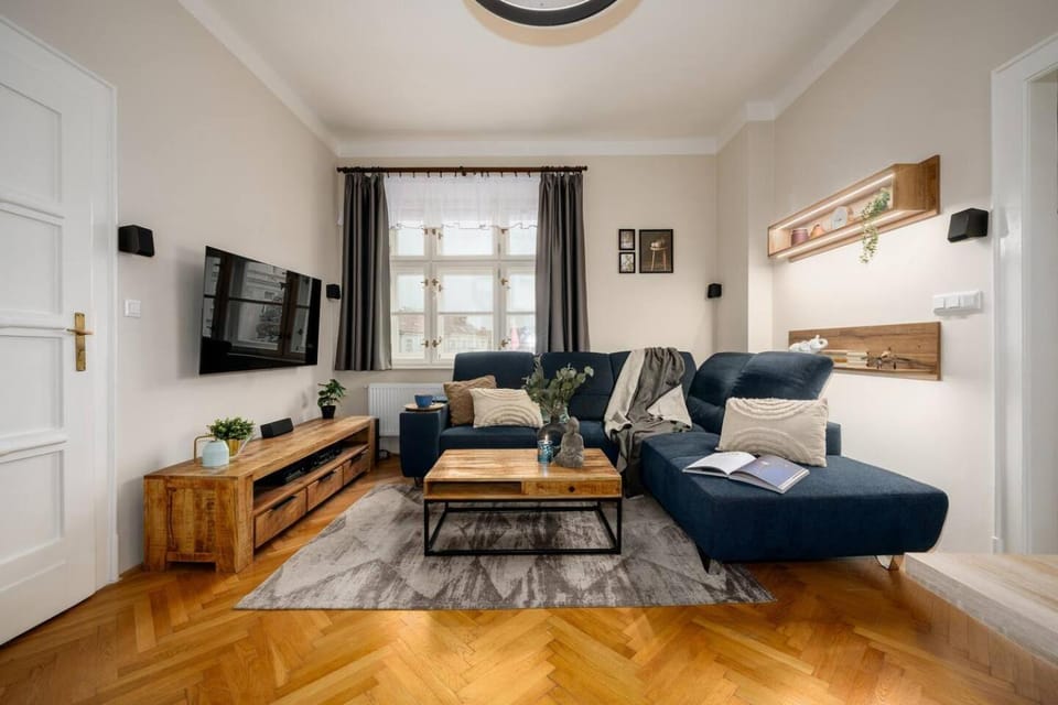 Communal lounge/ TV room, TV and multimedia, Living room, Seating area, Evening entertainment
