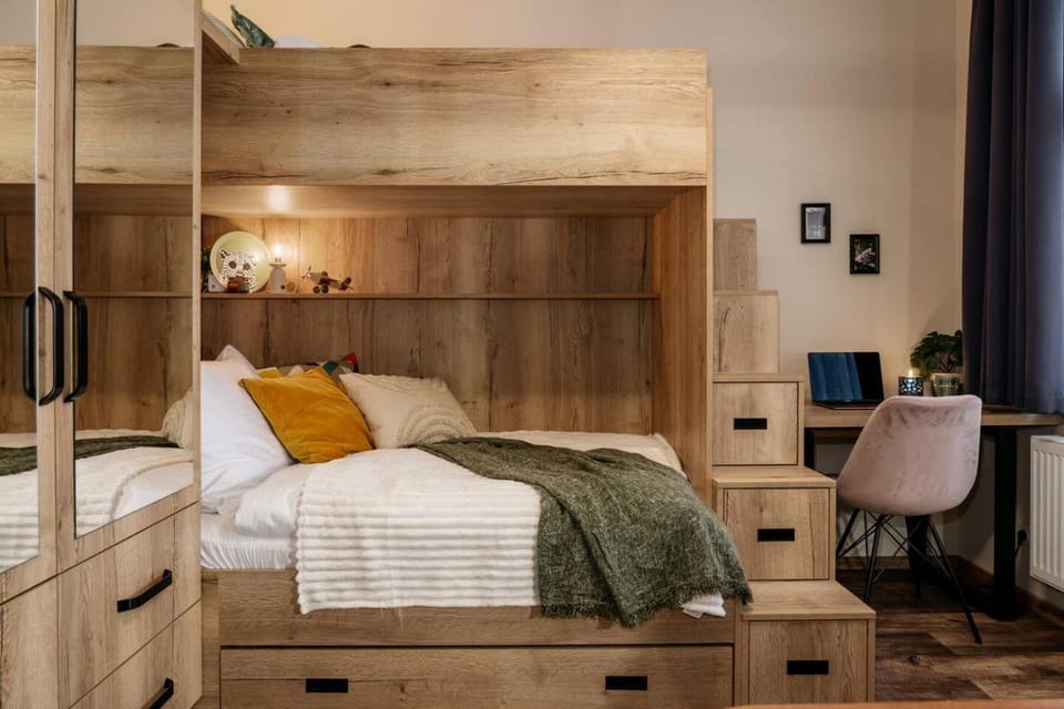 Photo of the whole room, Bedroom, towels