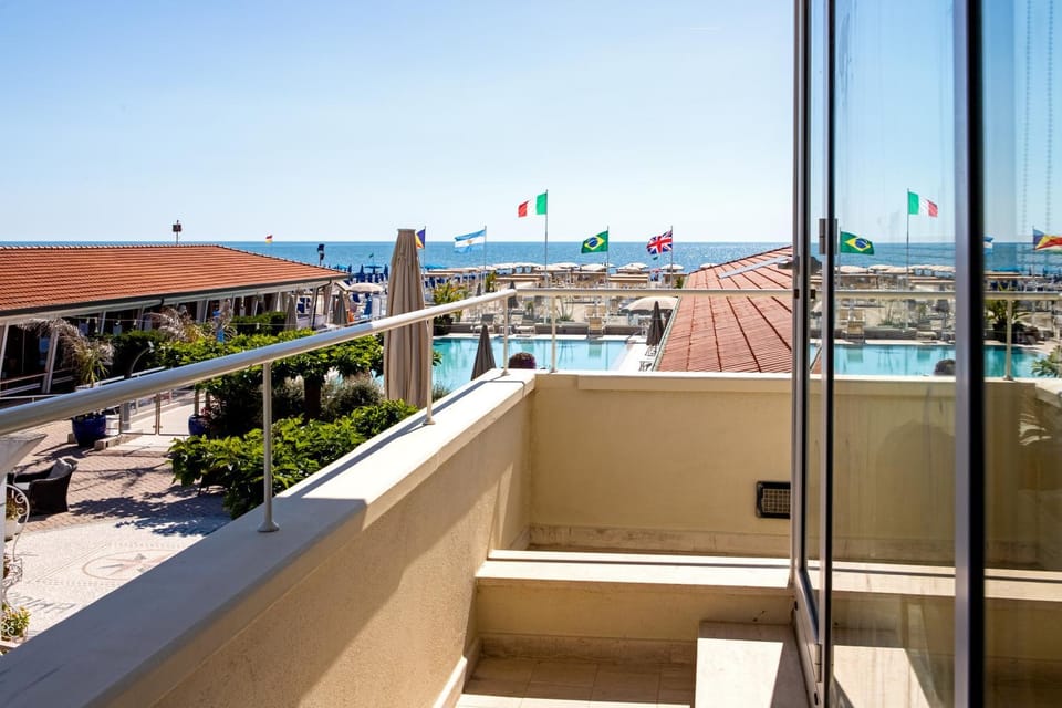 Property building, Natural landscape, Summer, Balcony/Terrace