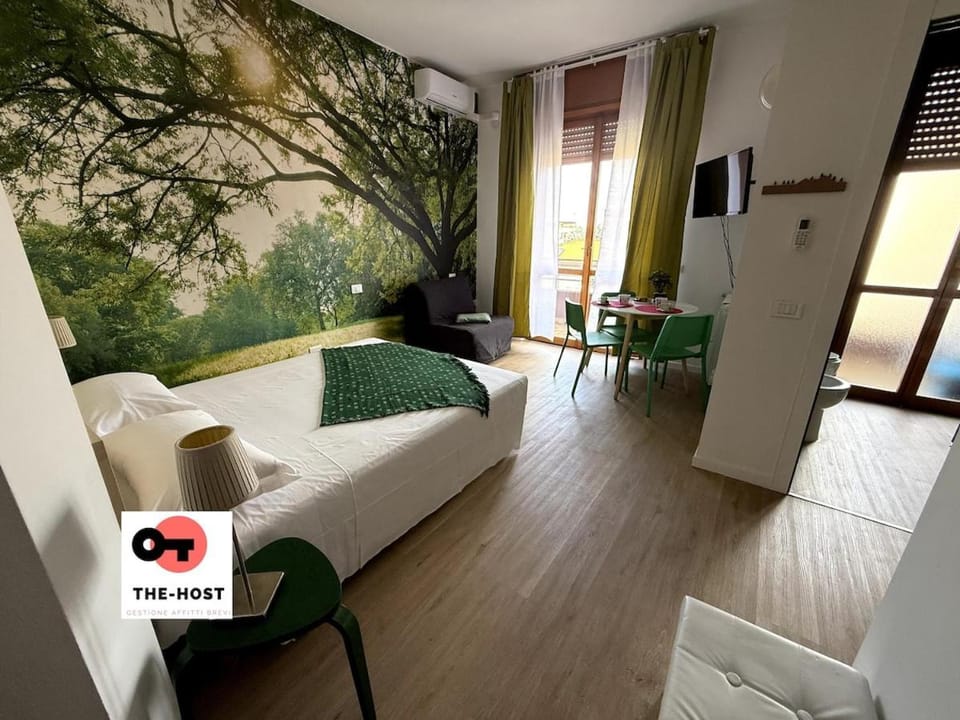 Lively colorful studio in the heart of Monza Apartment in Monza
