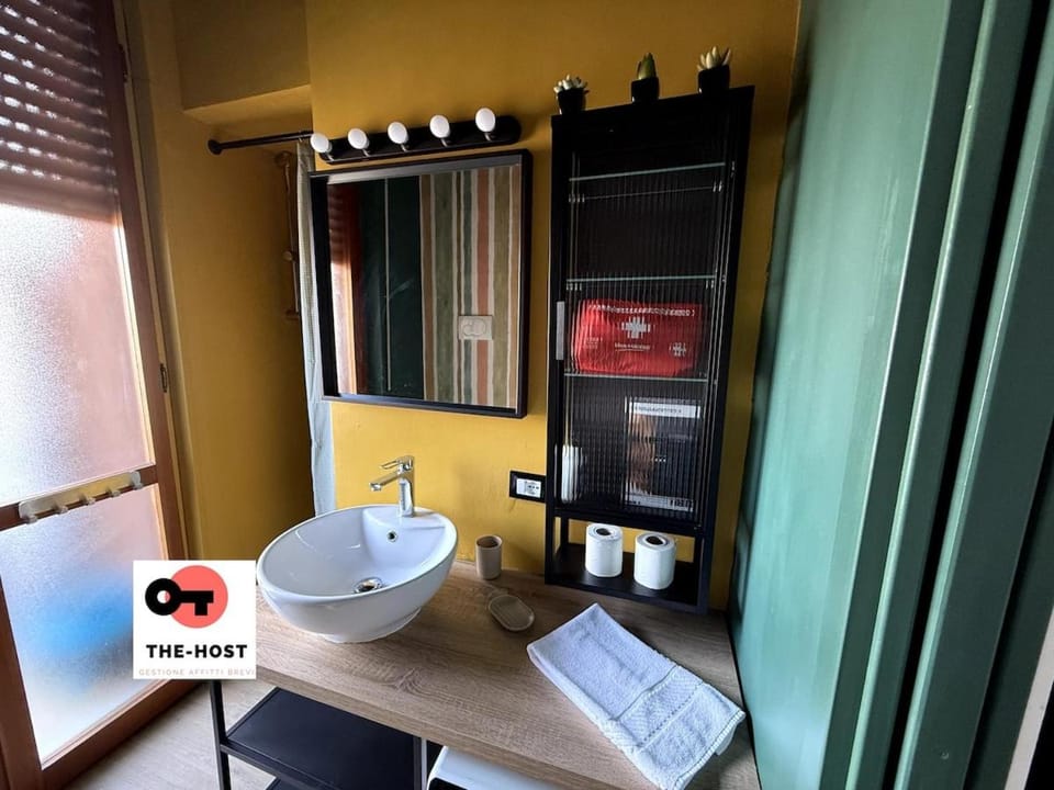 Lively colorful studio in the heart of Monza Apartment in Monza