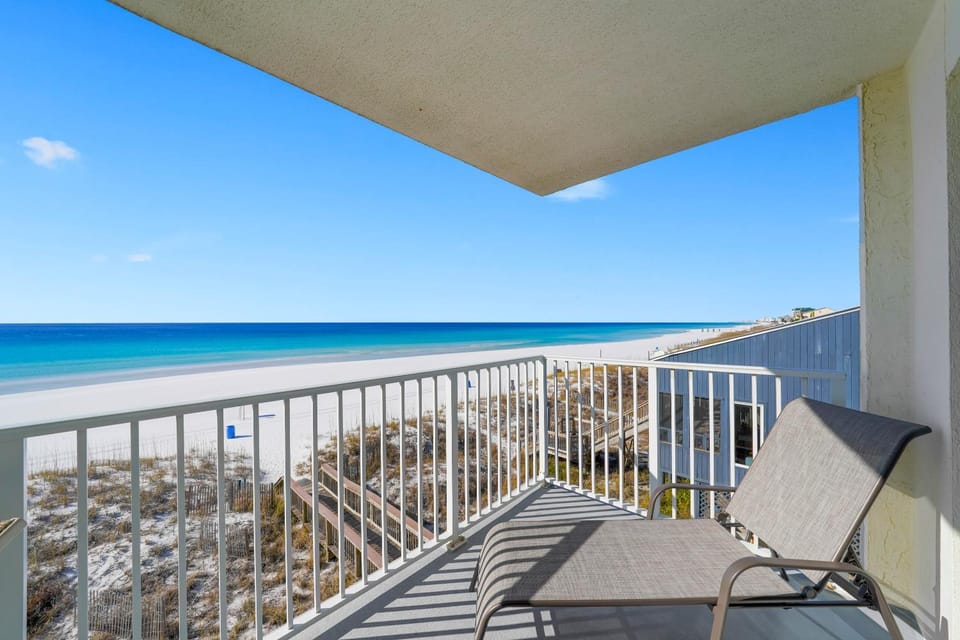 Corner Unit Beachfront with Secluded Beach! Apartment in Destin