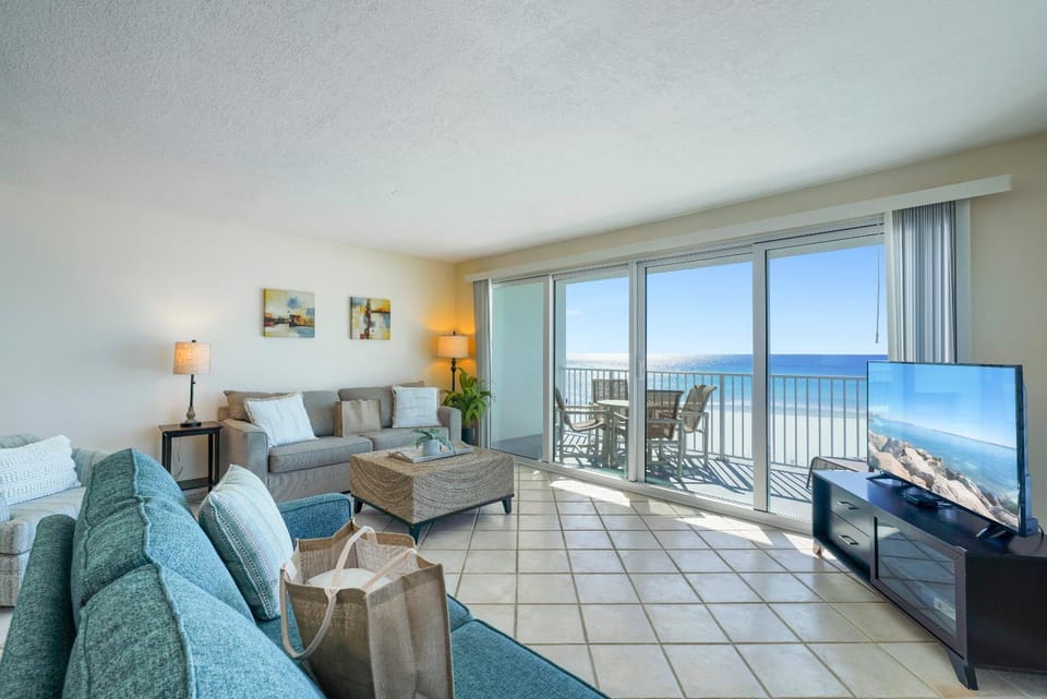 Corner Unit Beachfront with Secluded Beach! Apartment in Destin