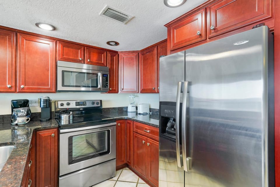 Corner Unit Beachfront with Secluded Beach! Apartment in Destin