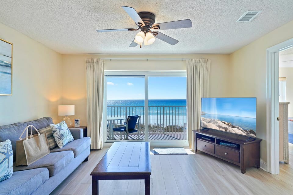 Natural landscape, TV and multimedia, Living room, Seating area, Evening entertainment, Sea view