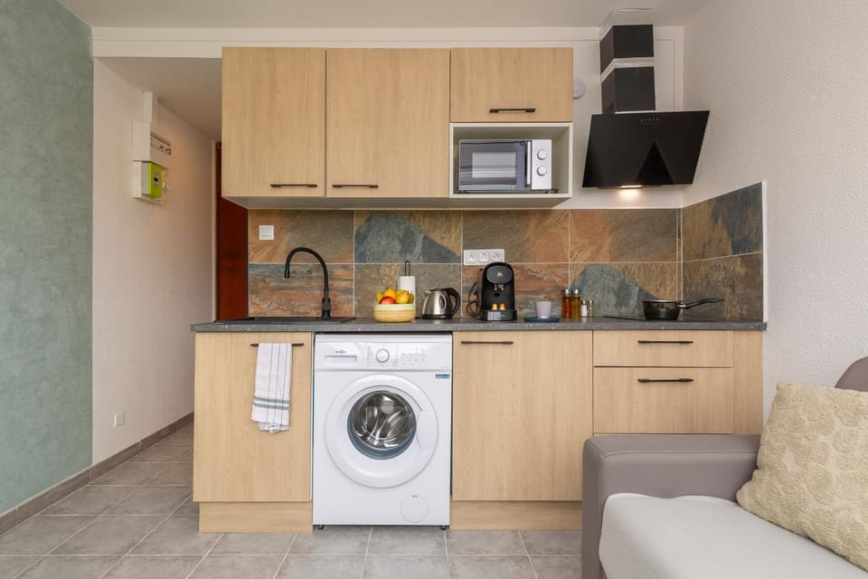 Coffee/tea facilities, Kitchen or kitchenette, oven, stove, washing machine