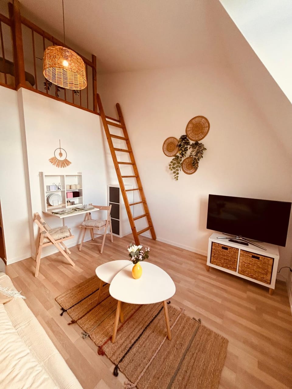 TV and multimedia, Living room, Dining area