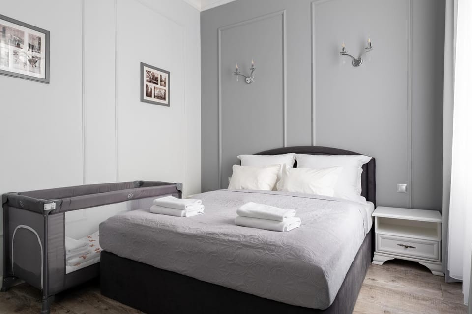 Bed, Bedroom, cot, towels