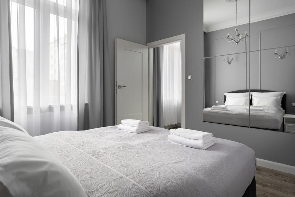 Bed, Bedroom, towels