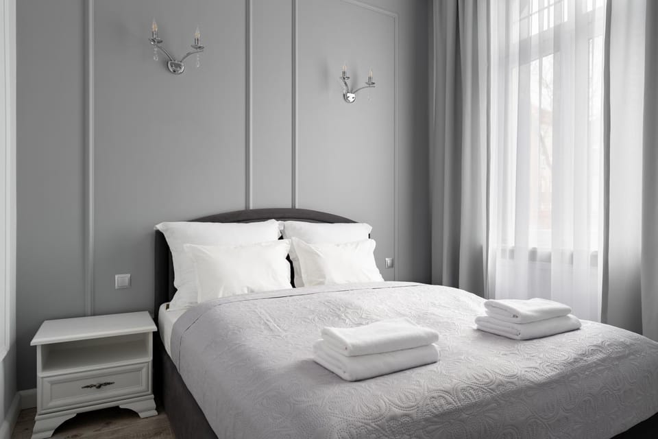 Bed, Bedroom, towels